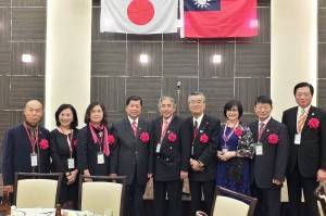 東京都議會議員兼日台友好議員聯盟副會長鈴木隆道（右５）和東京都議會議員來代勝彥（右４）與遠從台灣而來的總會長陳國書（左４）等人合影