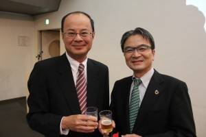 駐日経済文化代表処の沈斯淳代表(左)と東京藝術大学の宮田亮平学長(右)