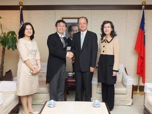 現任日本東北大學多員物質科學研究所教授蔡安邦伉儷（左１、２）出席２０１４秋季勳章授勳儀式後，前往駐日代表處訪問，由駐日代表沈斯淳伉儷（右１、２）接見