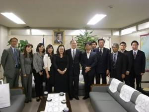 東京台灣商會參訪一行人在駐橫濱辦事處留影