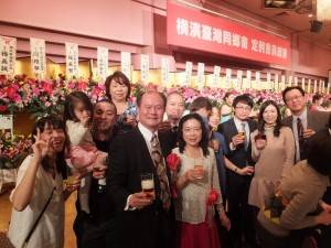 駐橫濱辦事處處長粘信士伉儷與駐外館處同仁一起參與大會