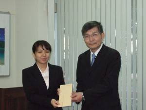 駐那霸辦事處處長蘇啟誠（右）頒獎給在中文演講比賽中獲得優勝的同學真謝明莉（照片提供：日本航空）