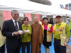 駐大阪辦事處處長蔡明耀(左一)到場問候僑胞。 右起大阪佛光會會長林裕恒伉儷、監寺永倫法師