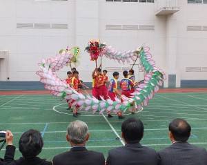 曾拿下2013亞洲舞龍公開賽暨亞洲青年舞龍錦標賽冠軍的卓蘭高中舞龍隊演出「荷花龍」