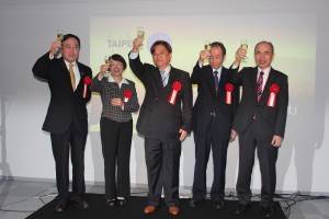 左から、台湾デザインセンターの陳文龍ＣＥＯ、台北市文化局の林慧芬副局長、日本デザイン振興会の青木史郎常務理事、公益財団法人日本デザイン振興会の飯塚和憲理事長、台北駐日経済文化代表処の余吉政副代表
