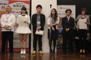 審査員ら。(左から洋食料理家の三國清三さん、AKB48の横山由依さん、週刊少年ジャンプで料理バトル漫画「食戟のソーマ」を連載中の附田祐斗さん、発起人の藤田志穂さん、株式会社日本アクセスの中谷滋さん、東京ガスの工藤裕子さん