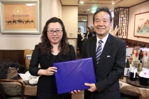 東京台湾商工会議所の錢妙玲会頭（左）は横浜企業経営支援財団の屋代昭治理事長（右）にも協力を呼びかけた