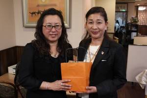 東京台湾商工会議所の錢妙玲会頭（左）と横浜華僑総会の施梨鵬会長（右）
