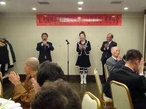 左起京都華僑總會副會長魏禧之、亞總總會長謝美香、大阪中華總會會長洪勝信