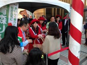 台中市のＳＯＧＯにて一般客にリンゴを手渡すミスりんご