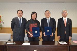 左起為：駐日代表處副代表徐瑞湖、國家圖書館館長曾淑賢、東京大學附屬圖書館館長古田元夫和東京大學教養學部部長石井洋二郎，在簽署儀式上合影留念