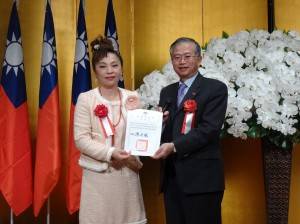 蔡處長頒贈感謝狀予大阪台灣同鄉會