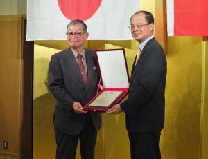 日本中華聯合總會會長毛友次（左）因成功籌辦亞洲華人聯誼會第１９屆年會，由駐日代表沈斯淳（右）代表僑務委員會頒贈獎牌，以玆鼓勵