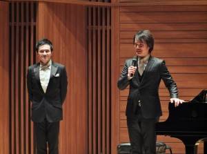 陳冠宇(左)和安達朋博(右)在台上分享兩人認識並開始合作演出的經過