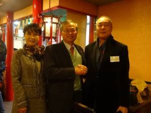 駐大阪辦事處處長蔡明耀伉儷恭喜張會長(右一)康復出院