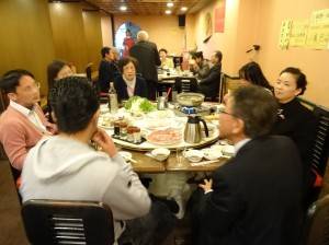 寒夜裡吃火鍋圍爐  交流閒話家常 