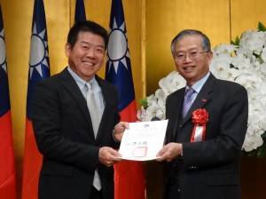 關西台商會副會長楊立寧接受感謝狀