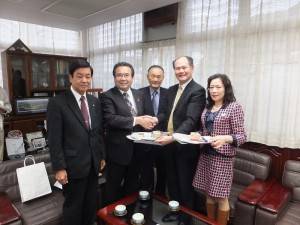 駐橫濱辦事處處長粘信士伉儷（右１、２）拜會下田市市長楠山俊介（左２）、該市市議會議長土屋忍（左１）和靜岡縣議會日華友好議員聯盟會長森竹治郎（左３）