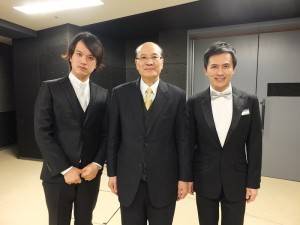 駐日代表處顧問兼台北文化中心長朱文清(中)在公演前,特別到後台向日本人氣鋼琴家安達朋博(左)和台灣鋼琴王子陳冠宇(右)致意