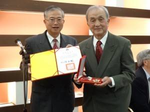 蔡處長頒贈海華榮譽章予西日本醫人會會長徐勝常