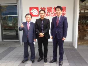 雄獅旅遊での参加者(右1・中園氏、左1・田顧問)