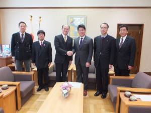 駐橫濱辦事處處長粘信士一行人拜會川崎市市長福田紀彥長（右３）（圖左２為川崎市議會日華親善議員聯盟會長松原成文）