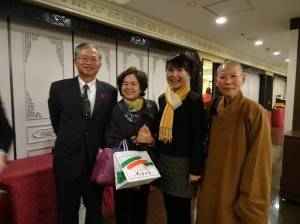 蔡處長伉儷與大阪中華總會婦女會會長俞秀霞(左二)、大阪佛光山監寺永倫法師合影