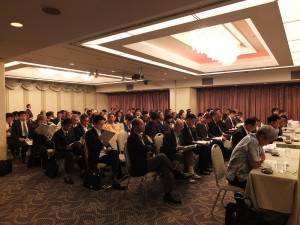 会場には1００人を超える参加者が集まった