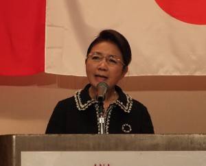 2013年「2013第五回世界十大傑出華商婦女 華冠奨」を受賞した新垣通商の新垣旬子社長