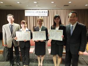 審査員の台北駐日経済文化代表処教育部の林文通部長(右1)及び交流協会の小松道彦総務部長(左1)。1,2,3位入省者は偶然にも全員女性だった。