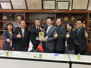川口高校の木田一彦校長(左3)と視察旅行団の皆さん