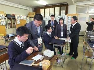 書道の授業見学にて。台湾の高校の校長らは、生徒らと積極的にコミュニケーションを図っていた