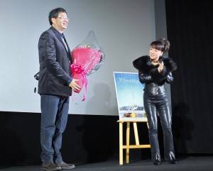旅日藝人翁倩玉（右）特別獻花給導演齊柏林