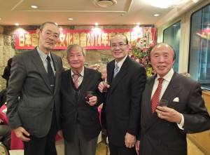 日本國際客家文化協會會長邱泱棟(右1)與該會名譽會長鍾清漢(左2)和駐日代表處顧問兼台北文化中心長朱文清(右2)及放送大學教授岡崎友典(左1),在會中進行交流