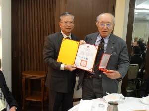 駐大阪辦事處處長蔡明耀代僑委會委員長陳士魁頒贈海華榮譽章予西日本醫人會名譽會長楊大鵬
