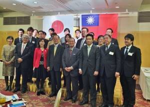 青年部成員和與會賓客合影（圖前排右１為青年部部長馮明輝）