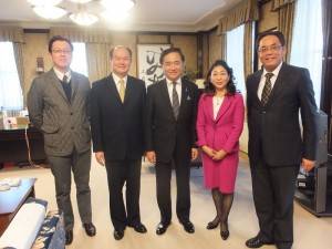 右起為橫濱台灣同鄉會會長鄭尊仁、橫濱華僑總會會長施梨鵬、神奈川縣知事黑岩祐治及駐橫濱辦事處處長粘信士和駐處秘書傅國華等人，合影留念