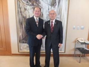 藤澤市市議會議長高橋八一（右）與駐處處長粘信士合影