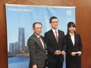 橫濱市副市長渡邊巧教（左）致贈研修生代表紀念品