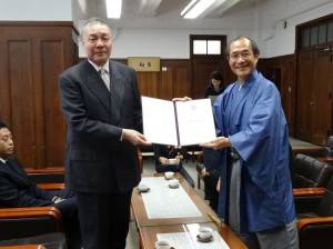 京都華僑總會會長張茂勳(左)受京都市長門川大作任命為京都國際觀光大使