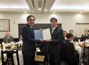 台灣貿易中心東京事務所所長陳英顯（右）頒贈感謝狀給橫濱台灣同鄉會會長鄭尊仁