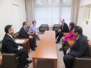 駐橫濱辦事處處長粘信士（右後）率領橫濱僑領拜會橫濱市長林文子（左後）