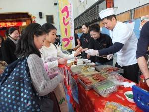 香腸和雞排等台灣道地口味的小吃，吸引民眾和學生們排隊購買