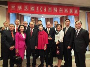 僑界人士踴躍出席新年會,和駐日代表沈斯淳伉儷(前排左3、4)合影