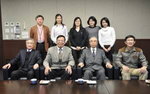 國立臺北教育大學參訪團到大妻女子大學訪問,洽簽合作事宜。大妻女子大學校長荻上紘一(前排右2)等人和國立臺北教育大學語文與創作學系系主任陳俊榮(前排右1)等人合影留念