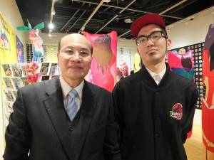 LEE KAN KYO（写真左）の個展には台湾デザインセンターの朱文清センター長の姿も