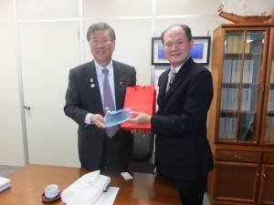 藤澤市市長鈴木恒夫（左）與駐處處長粘信士交換紀念品