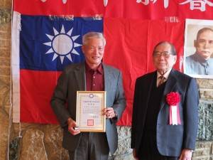 入黨５０年的邱健吉（左）感謝黨中央長年的栽培與照顧
