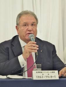 世界棒壘球聯盟會長法卡利稱世界１２強棒球錦標賽成功舉辦，有助如棒壘球重返奧運