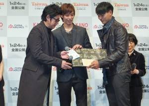 曹佑寧和陳勁宏兩人代表贈送台灣球員小將的卡片和信件給永瀨正敏（右），讓永瀬感動不已